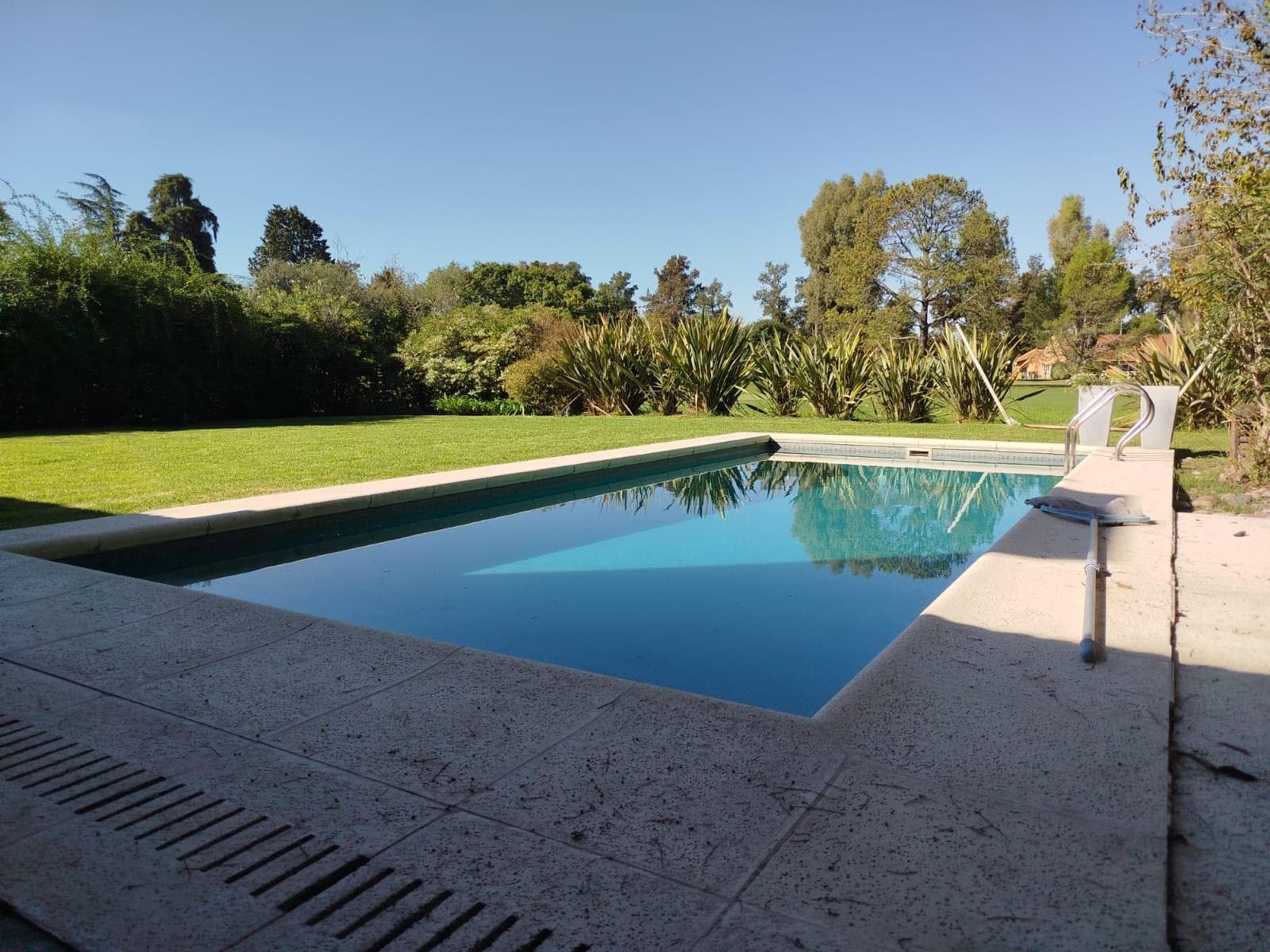 C.C. Los Cardales Sobre Golf, buena construcción, importante quincho, Precio unico - 1