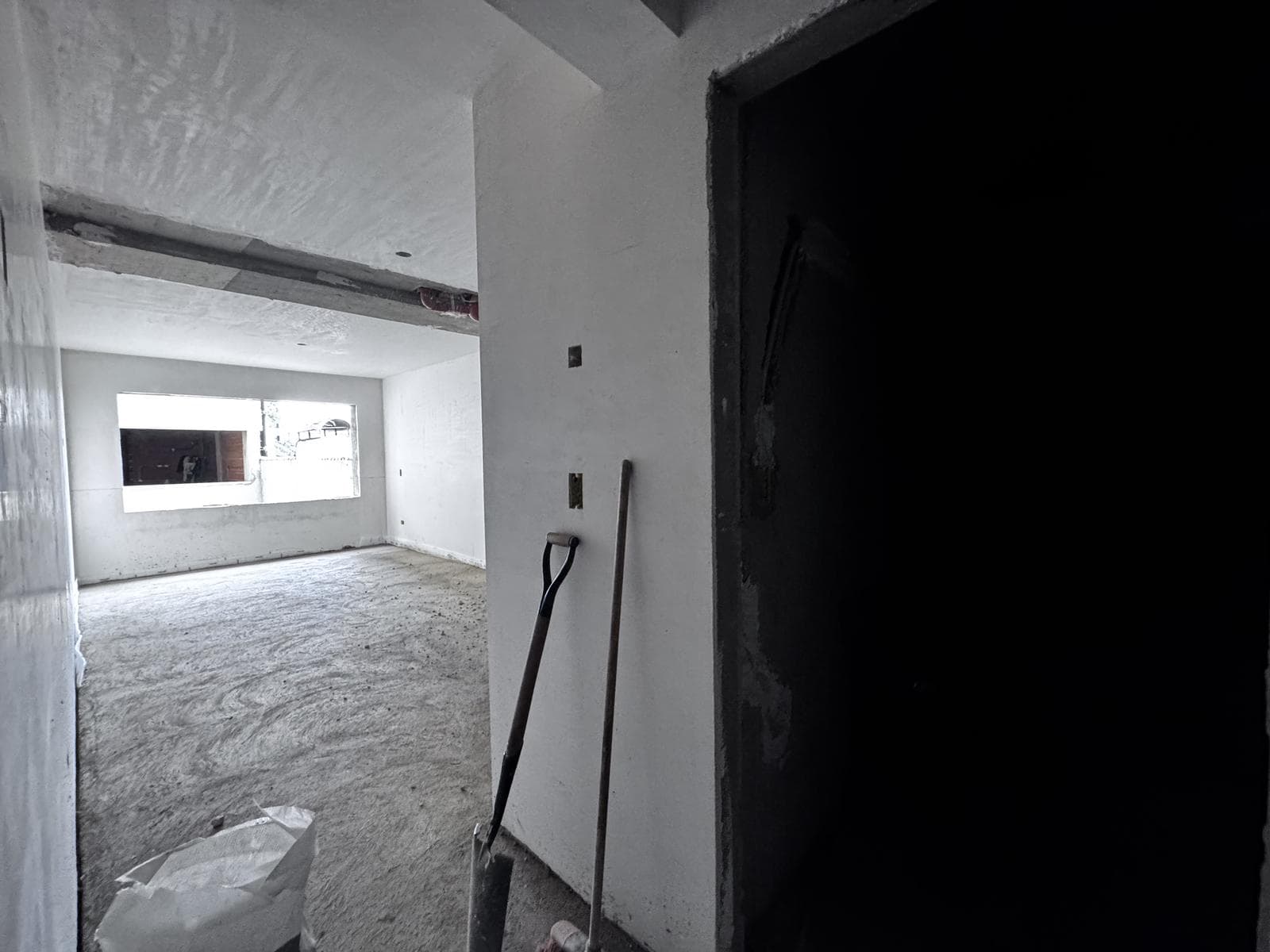 Venta MONOAMBIENTE con cochera en Centro Bariloche en pozo - 1