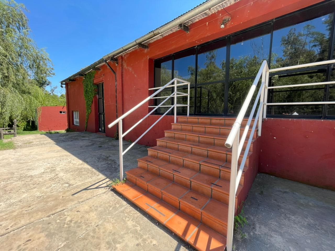 Galpón - Local - Alquiler para Gastronomia o Gimnasio usos multiples - 1