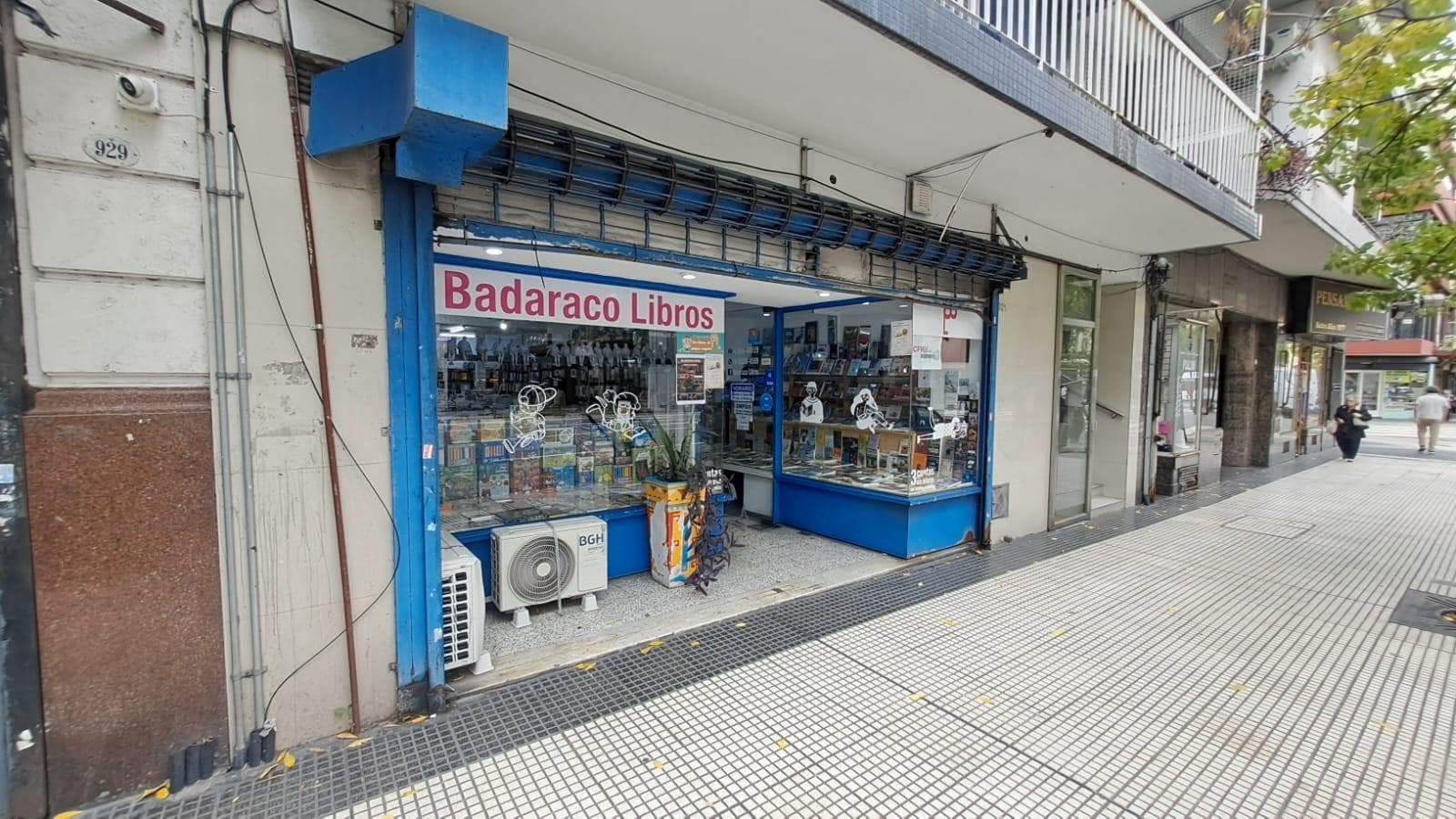 Excelente local Planta Libre sobre Av. Entre Rios - 1