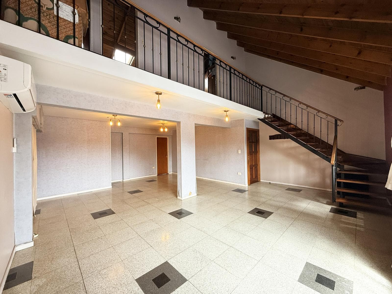 PH 5 Ambientes en Venta con Cochera y Terraza en Remedios de Escalada - 1