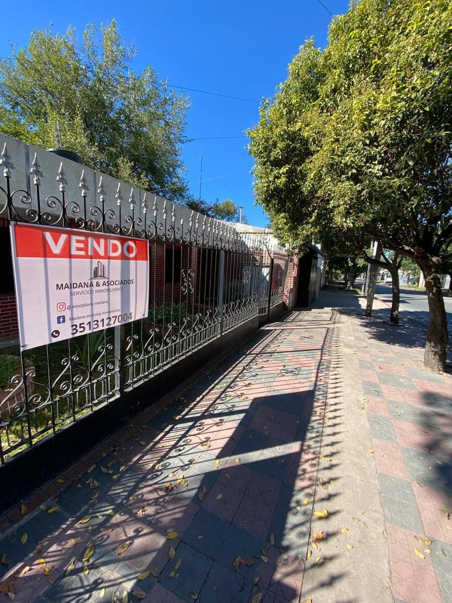 Casa dos dormitorios con amplio patio y departamento interno - 1