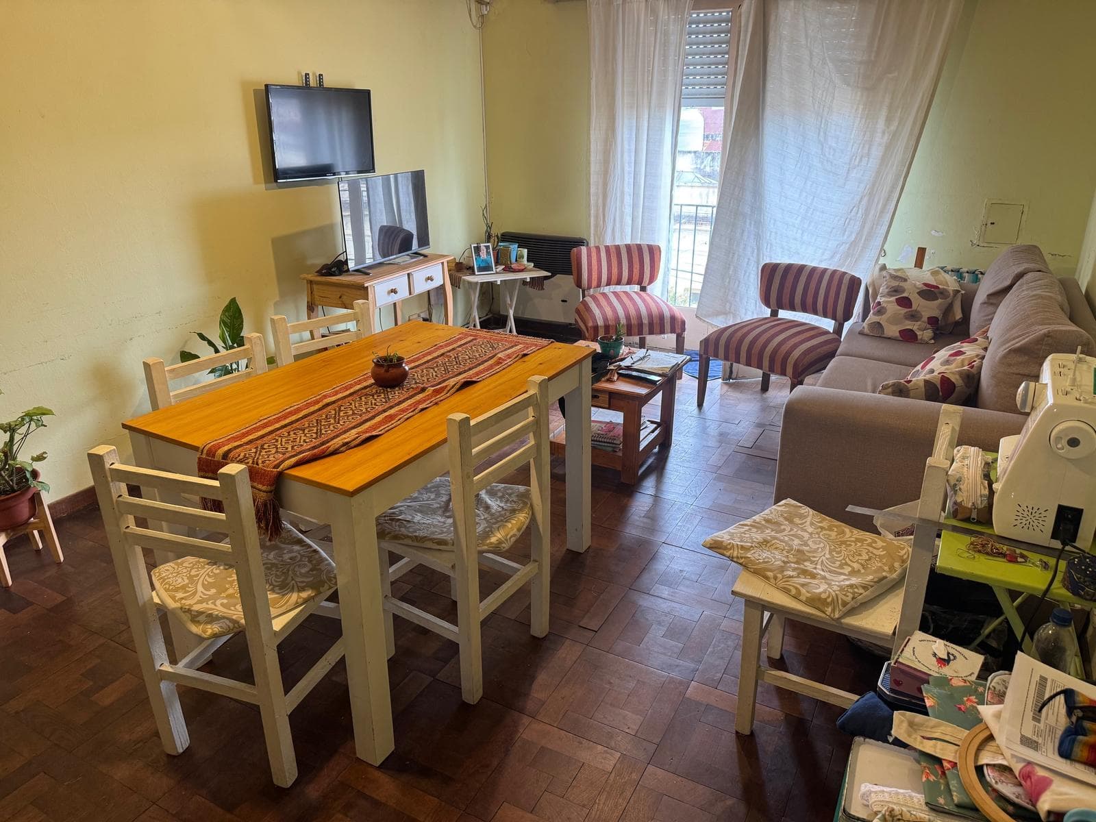 Departamento céntrico en segundo piso por escalera, con dos dormitorios, baño, cocina, living comedor, lavcadero. - 1