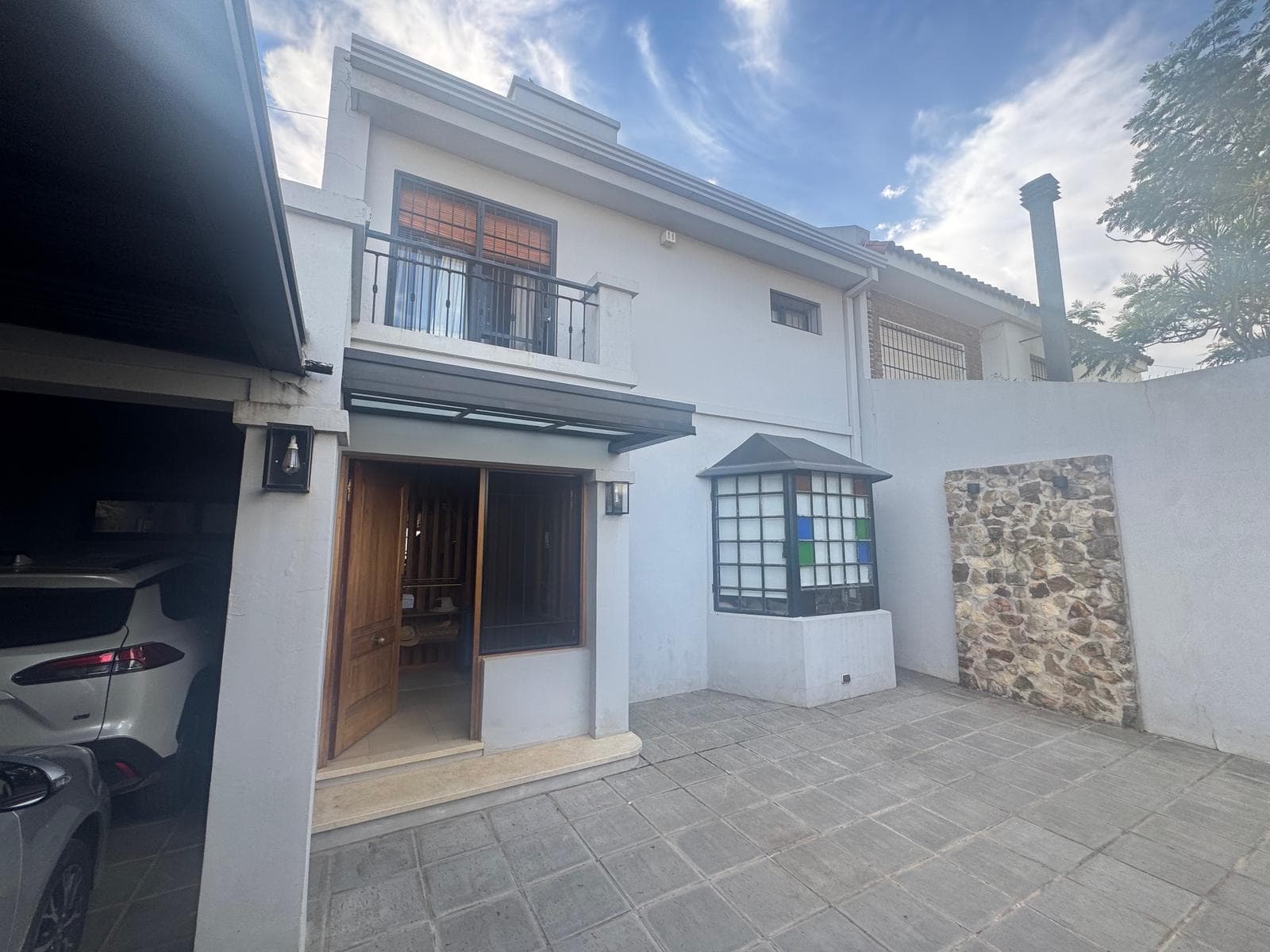 Casa en impecable estado, con tres dormitorios ( principal en suite y con vestidor), dos baños, entrada para dos vehículos, cocina, living, comedor, patio con parrilla y pileta de natación.- - 1