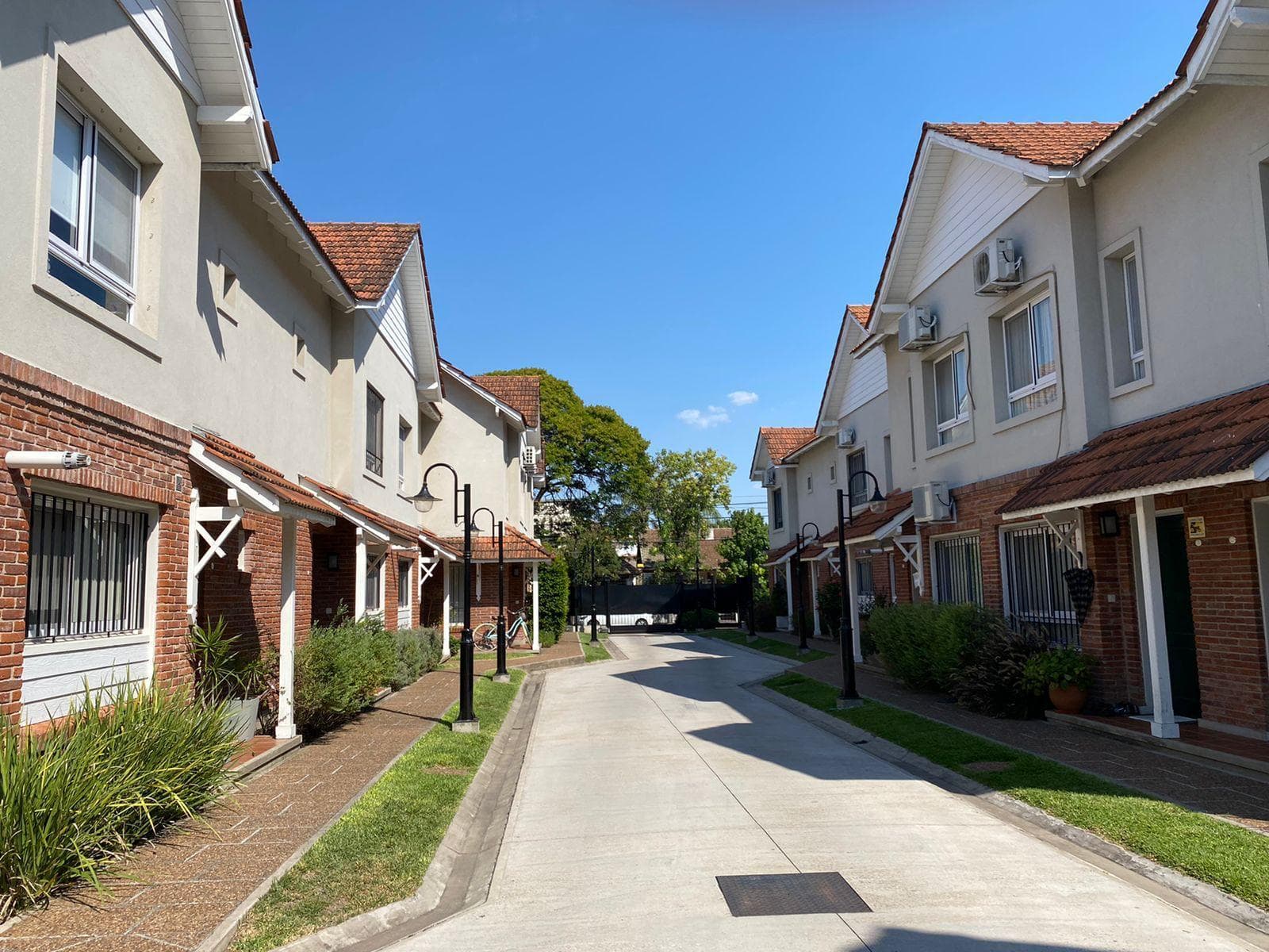 Casa tríplex en alquiler, en barrio cerrado, en Victoria, San Fernando. - 1