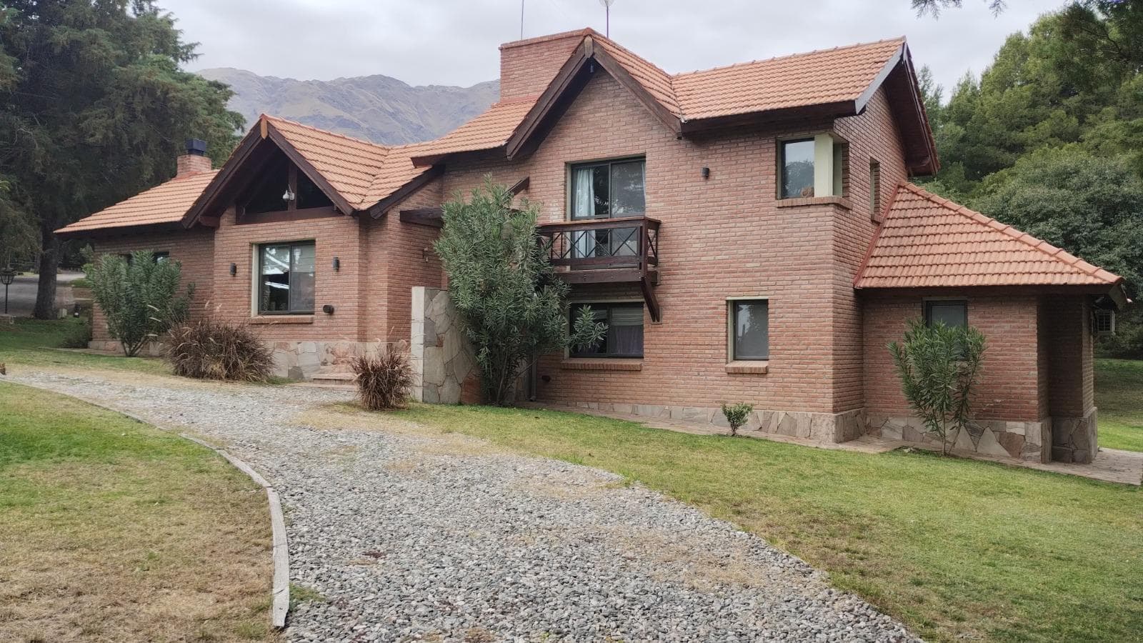 Casa 4 ambientes de categoría. Merlo. - 1