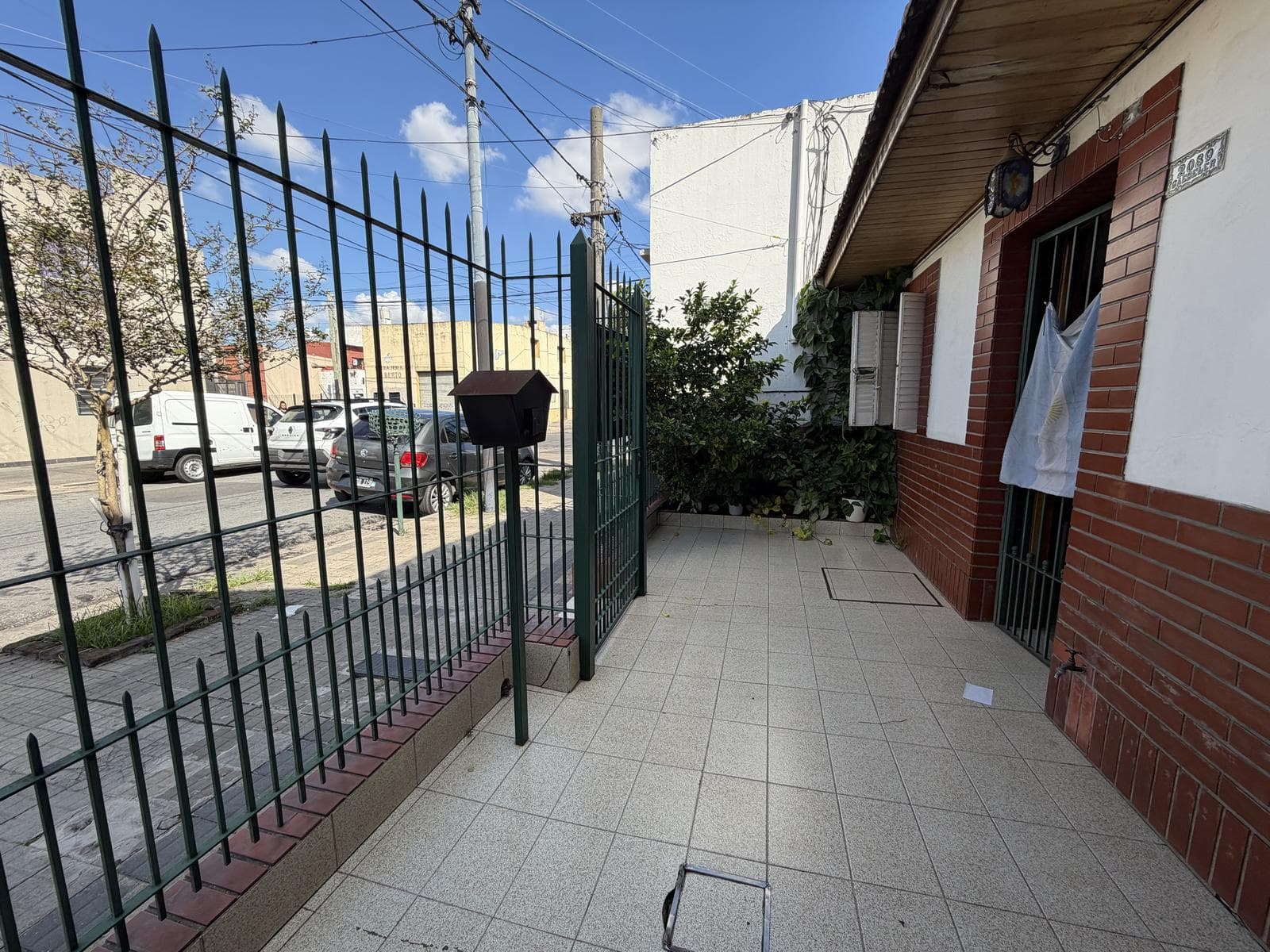 Venta - casa - 3 ambientes - con patio - zona céntrica - Lanús Este - 1