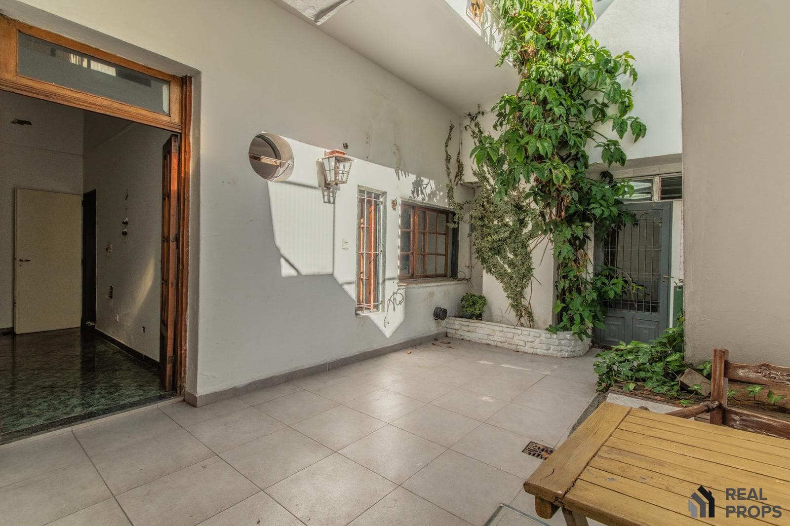 Casa a la venta de 4 ambientes con cochera, patio y terraza en Monte Castro - 1