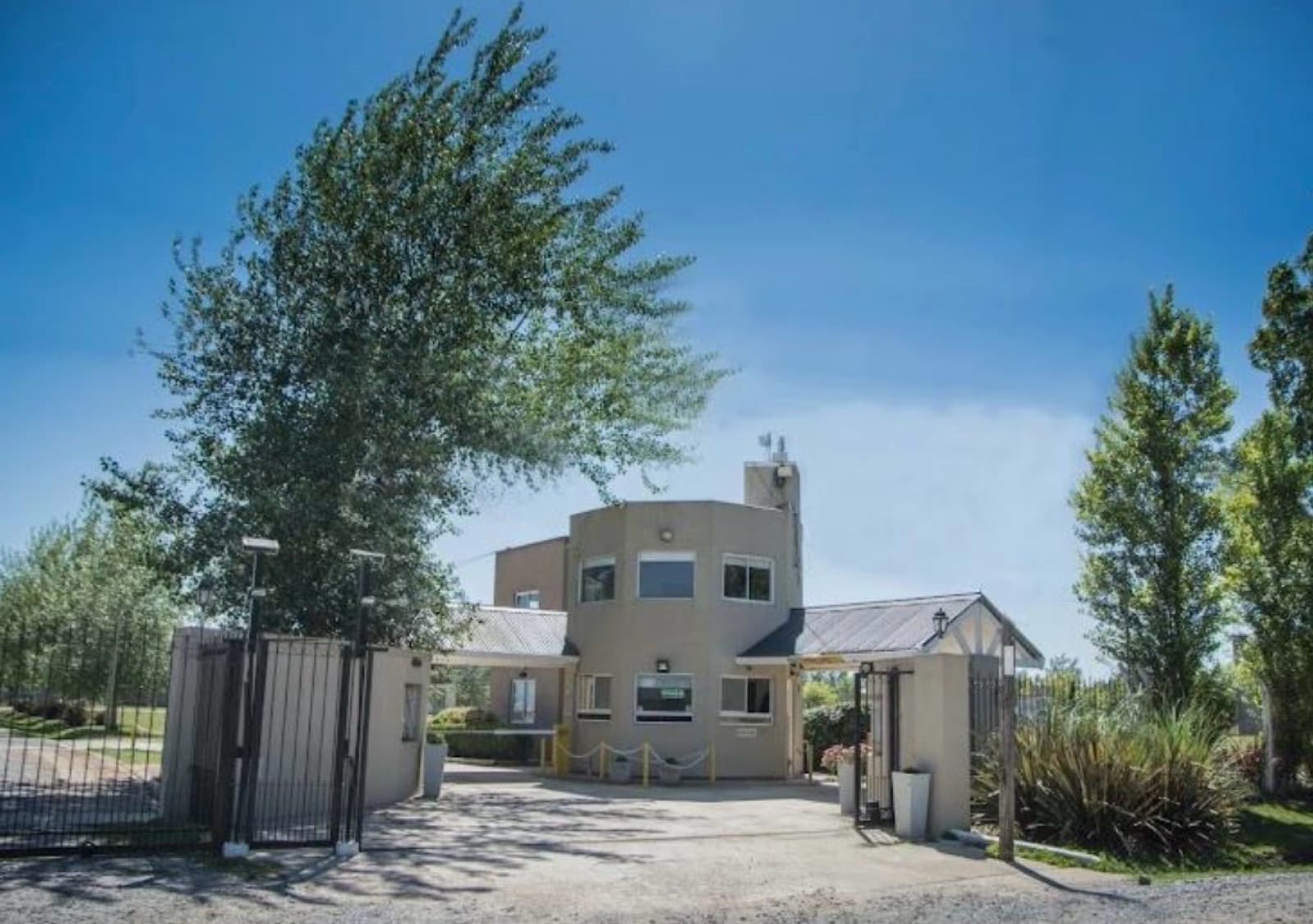 VENTA CASA 3 AMBIENTES BARRIO DOMSELAAR CHICO PILETA PARRILLA LAVADERO - 1