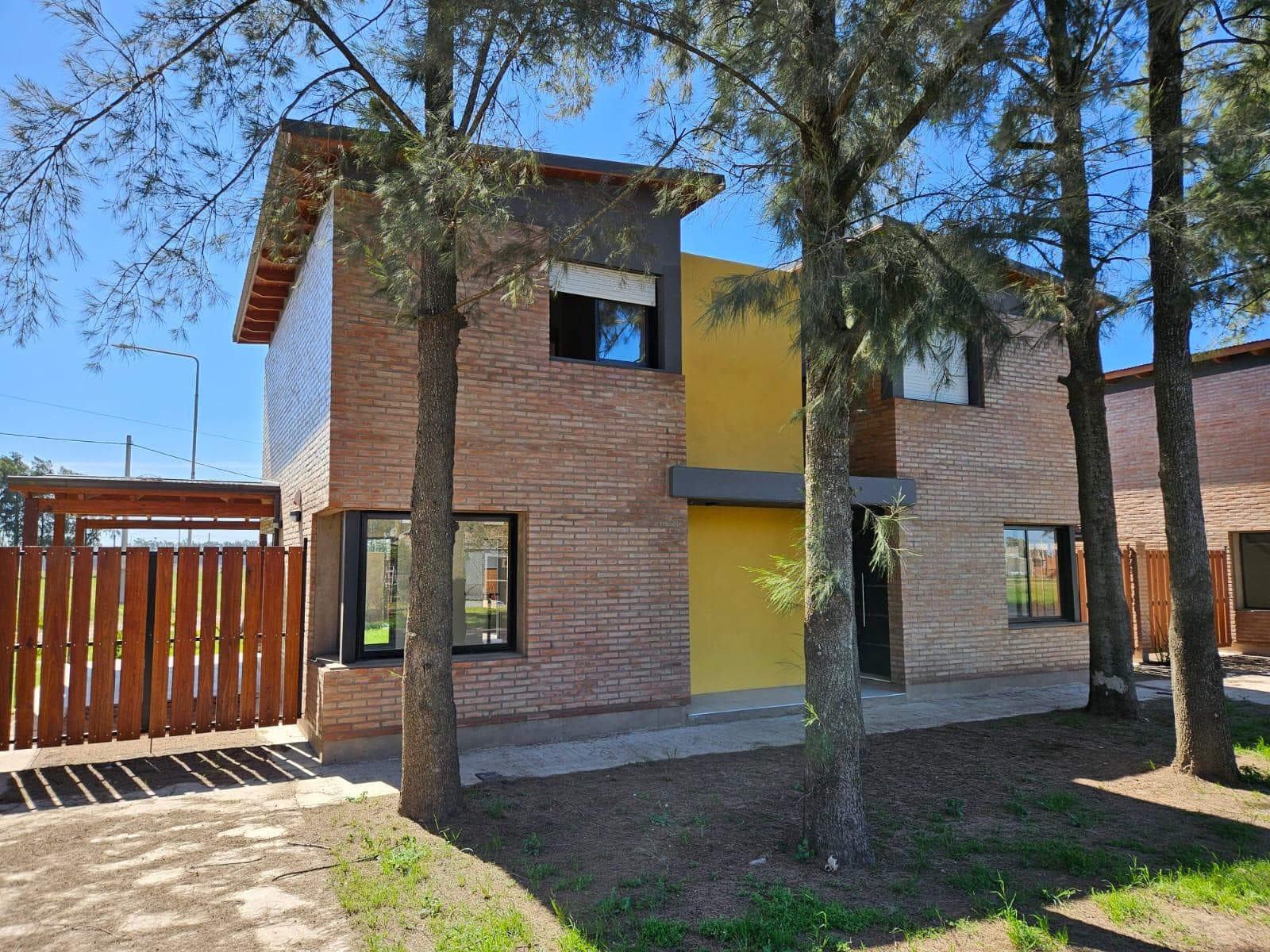 VENTA DUPLEX EN CONDO A ESTRENAR DOS DORMITORIOS COCHERA PATIO CON PARRILLERO PILETA GRAL LAGOS - 1