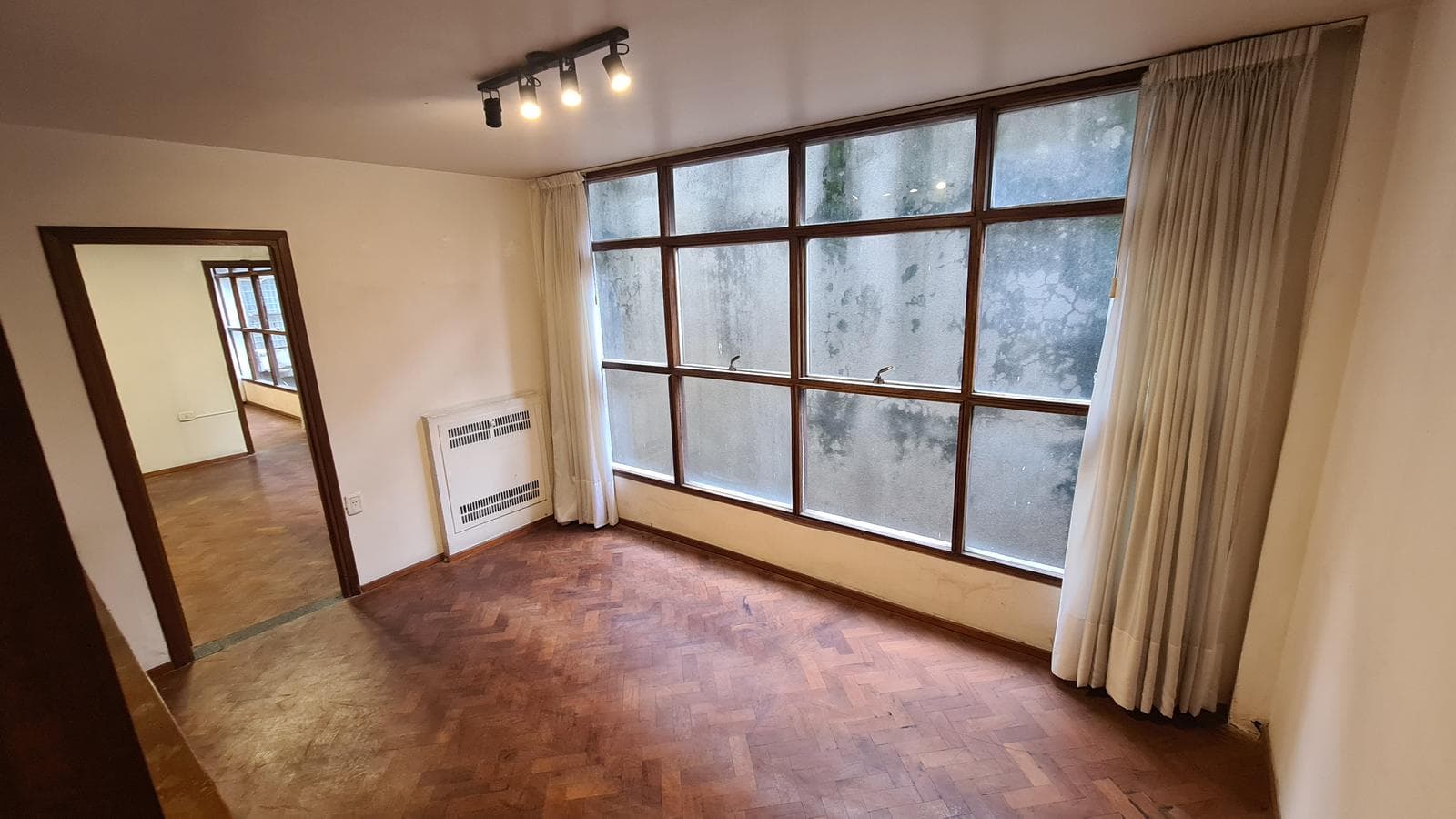 OFICINAS COMUNICADAS EN MICROCENTRO - CÓRDOBA 1300 - 1