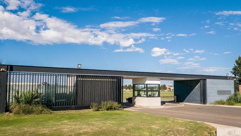 Venta terreno Los Paso del Jockey 3 Fisherton - 1