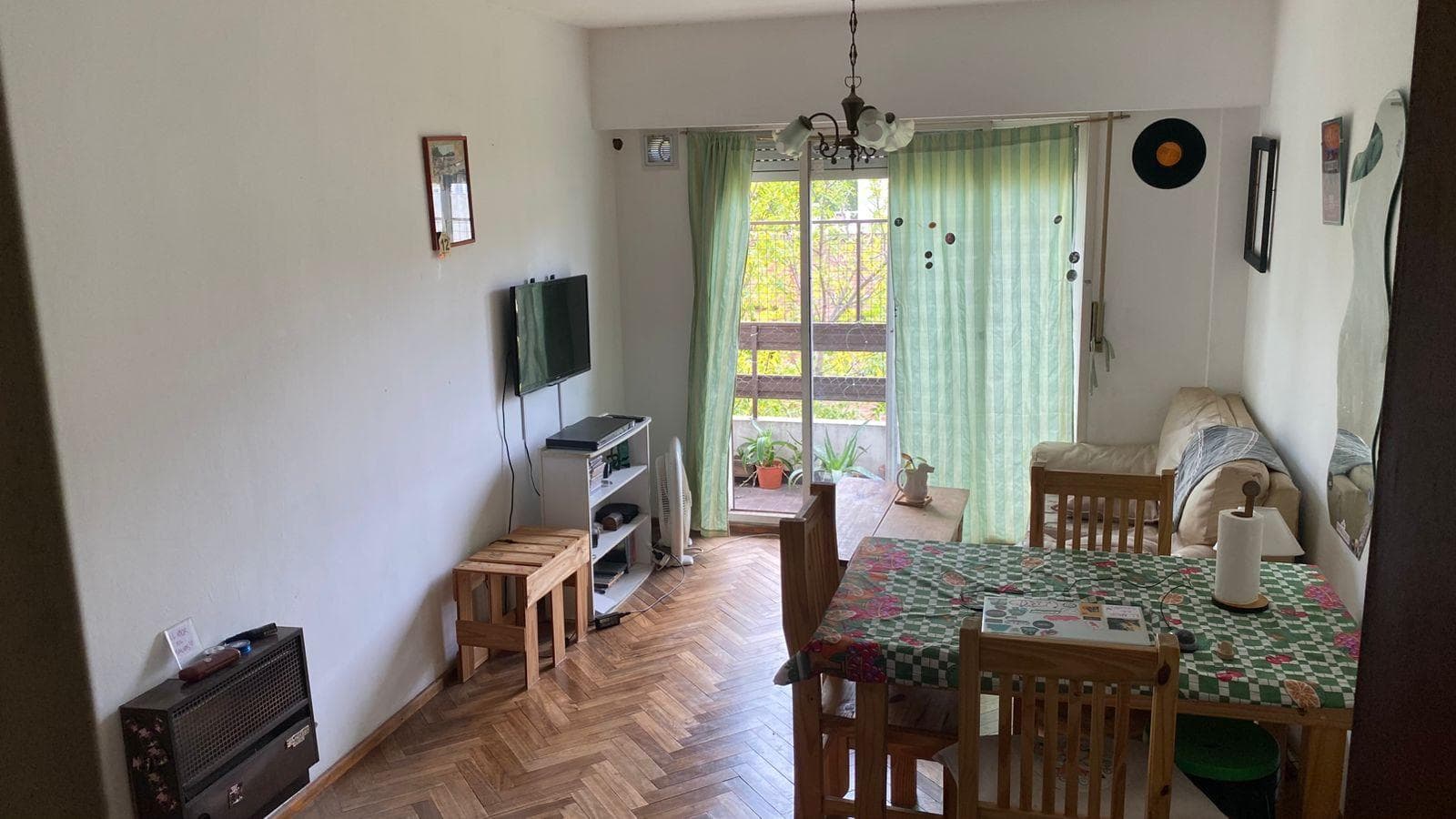 Departamento con balcón, cocina separada y 2 dormitorios. - 1