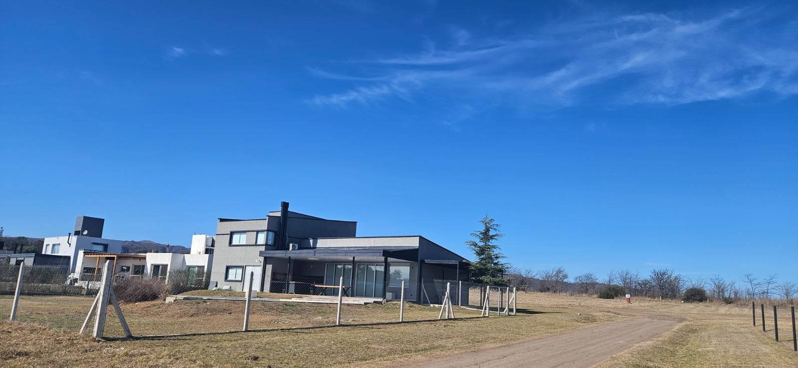 CASA DE CATEGORIA EN VENTA | B° SEMI PRIVADO PUNTO CLARO SOBRE EL LAGO LOS MOLINOS - 1