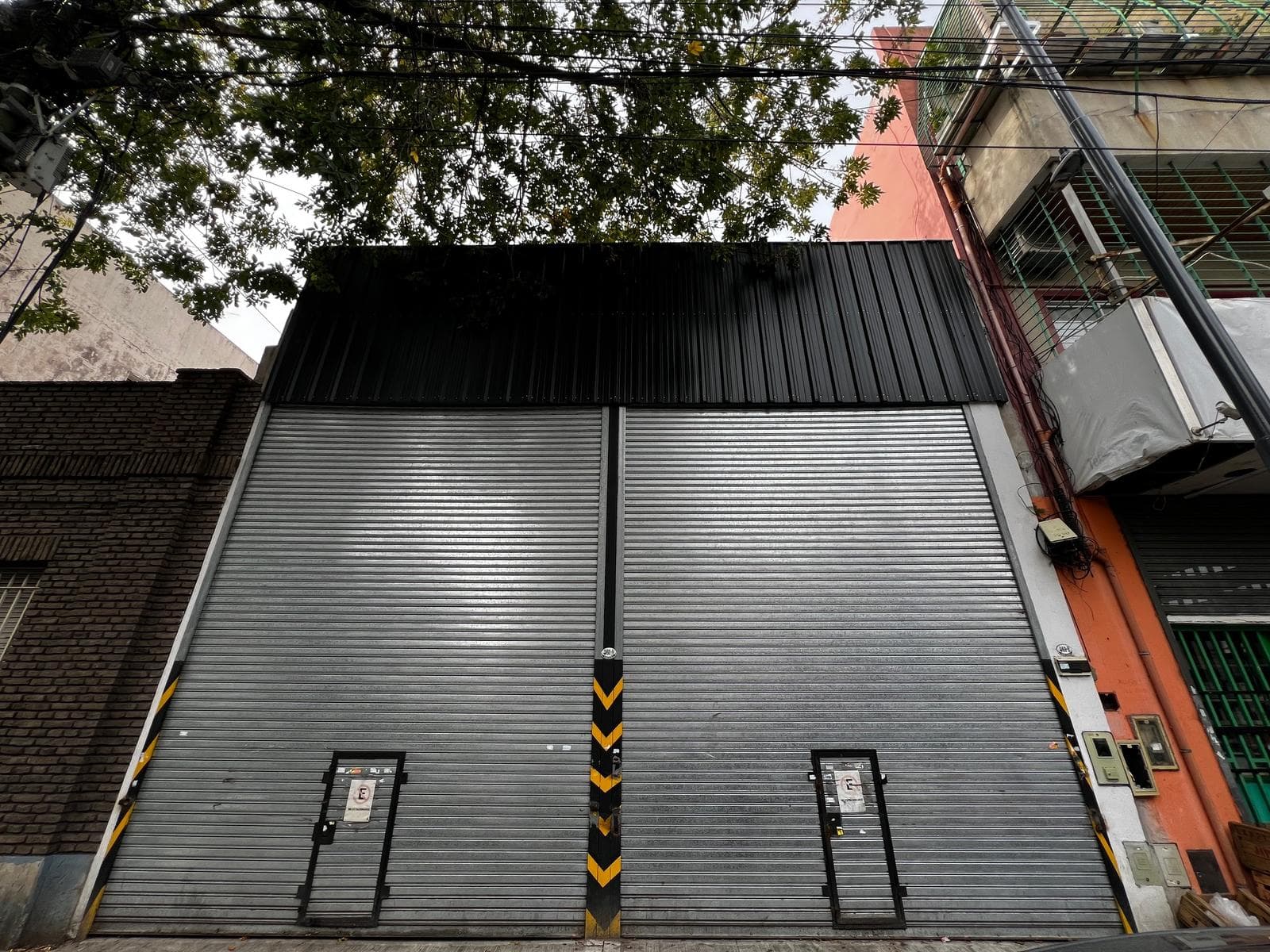 LOCAL O DEPOSITO A ESTRENAR EN FLORES MUY AMPLIO - 1