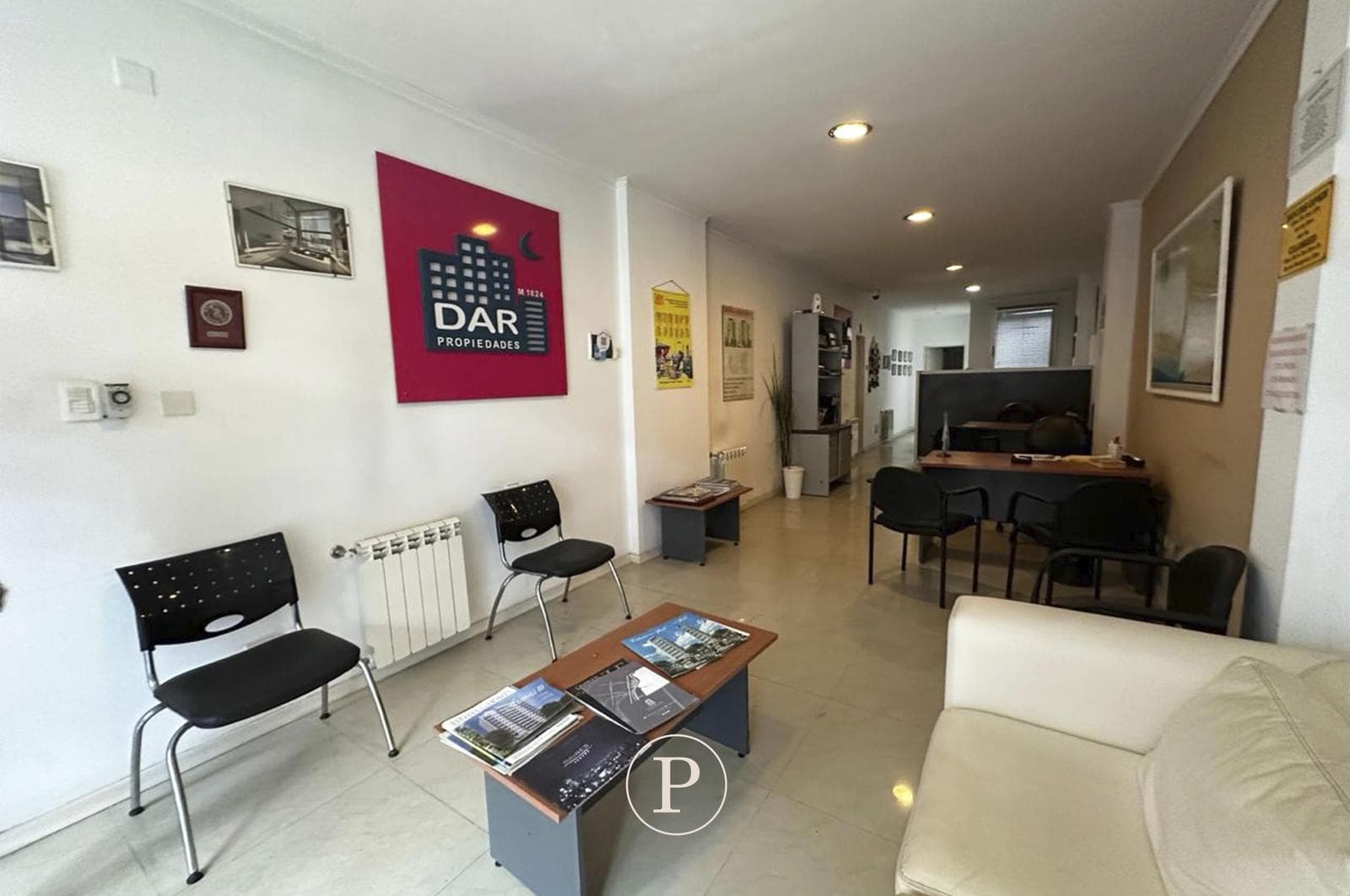 Local comercial a la calle en La Perla - 1