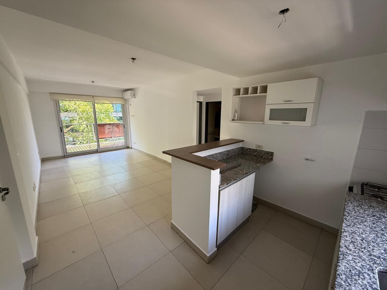 3 Ambientes al frente con cochera . - 1