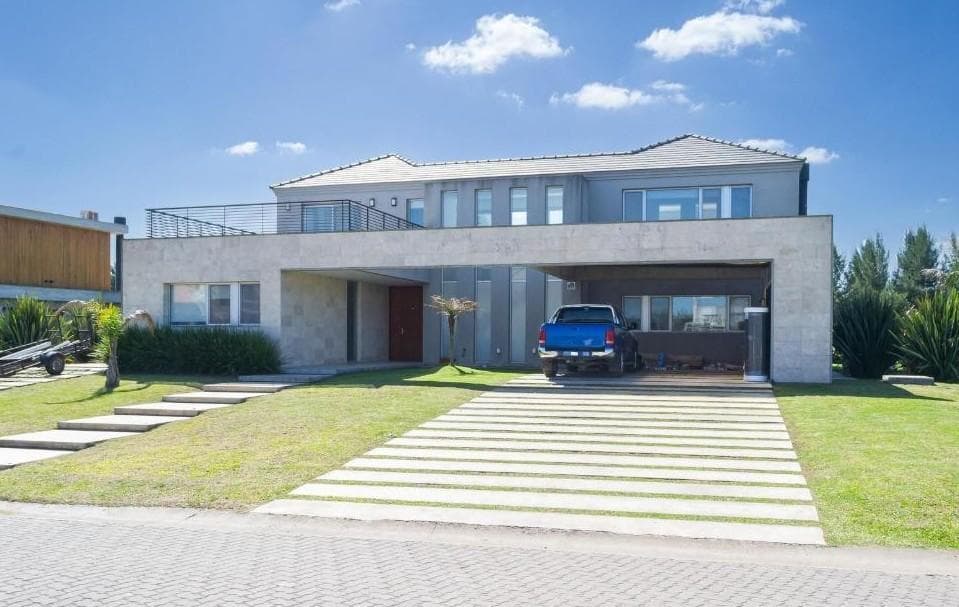 Casa en dos plantas de 400 m2 sobre lote de 1450 m2, con vista a la laguna y vista al Golf. - 1