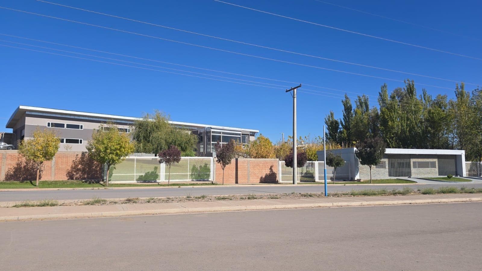 Galpón Nave Industrial en Centenario, de 2.311 m2 con oficinas, sobre lote de 7.560 m2 - 1