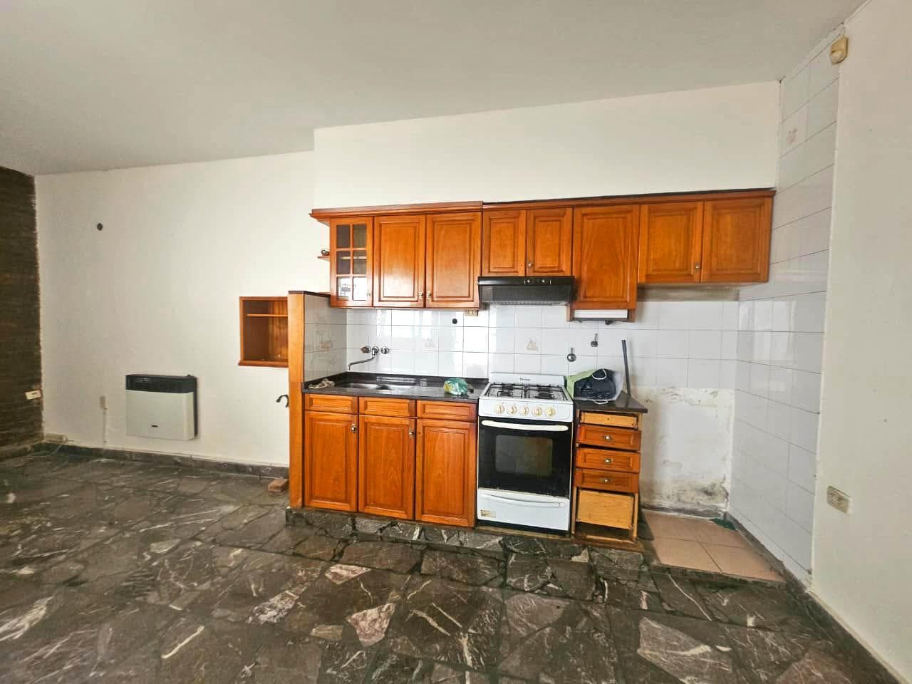 Casa de 2 dormitorios y cochera - 1