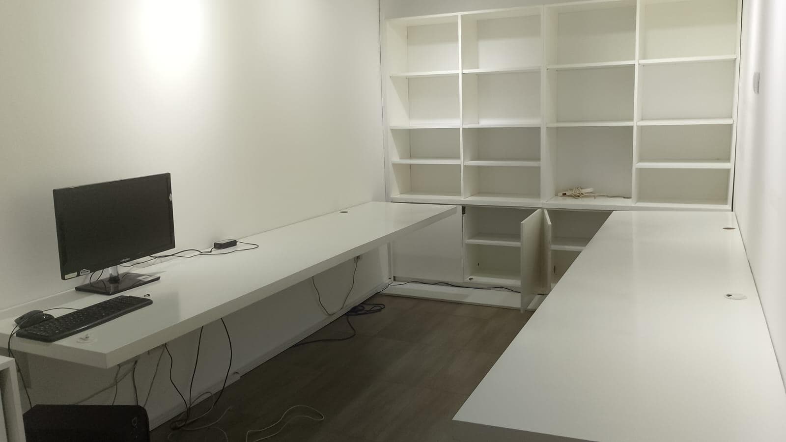 Alquiler oficinas con sala de reuniones, espacios de trabajo, cocina, balcón. Monserrat - 1