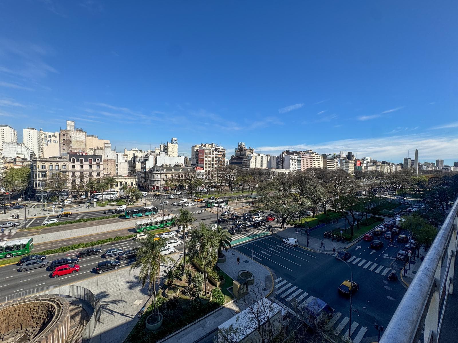 OPORTUNIDAD - Oficina con Balcón Excelente Ubicación - 1