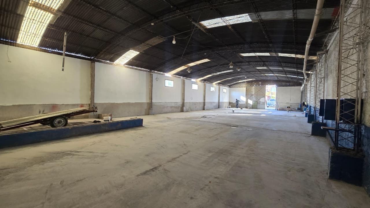 Galpón 300 M2 con oficina - zona mayorista Yaguar - 1