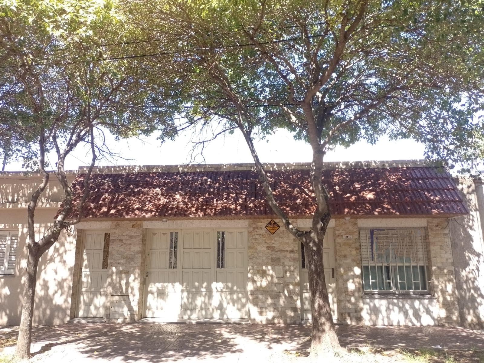 VENTA Casa dos dormitorios, con cochera y patio con pileta, en el barrio Belgrano - 1