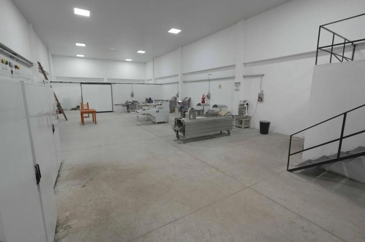 Galpón con local a estrenar - Barrio Ludueña - 1