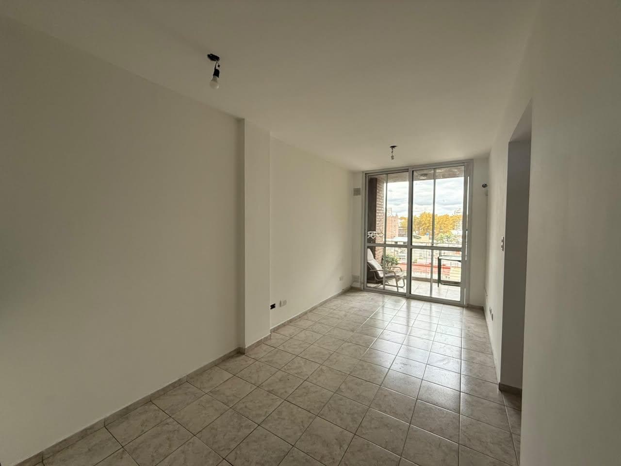Departamento 1 dormitorio. Frente con balcón. Sin amoblar - 1