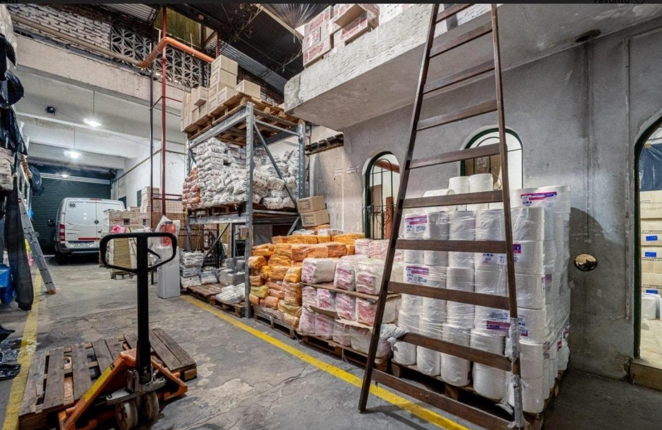 Galpón/Deposito en plena zona comercial - 1