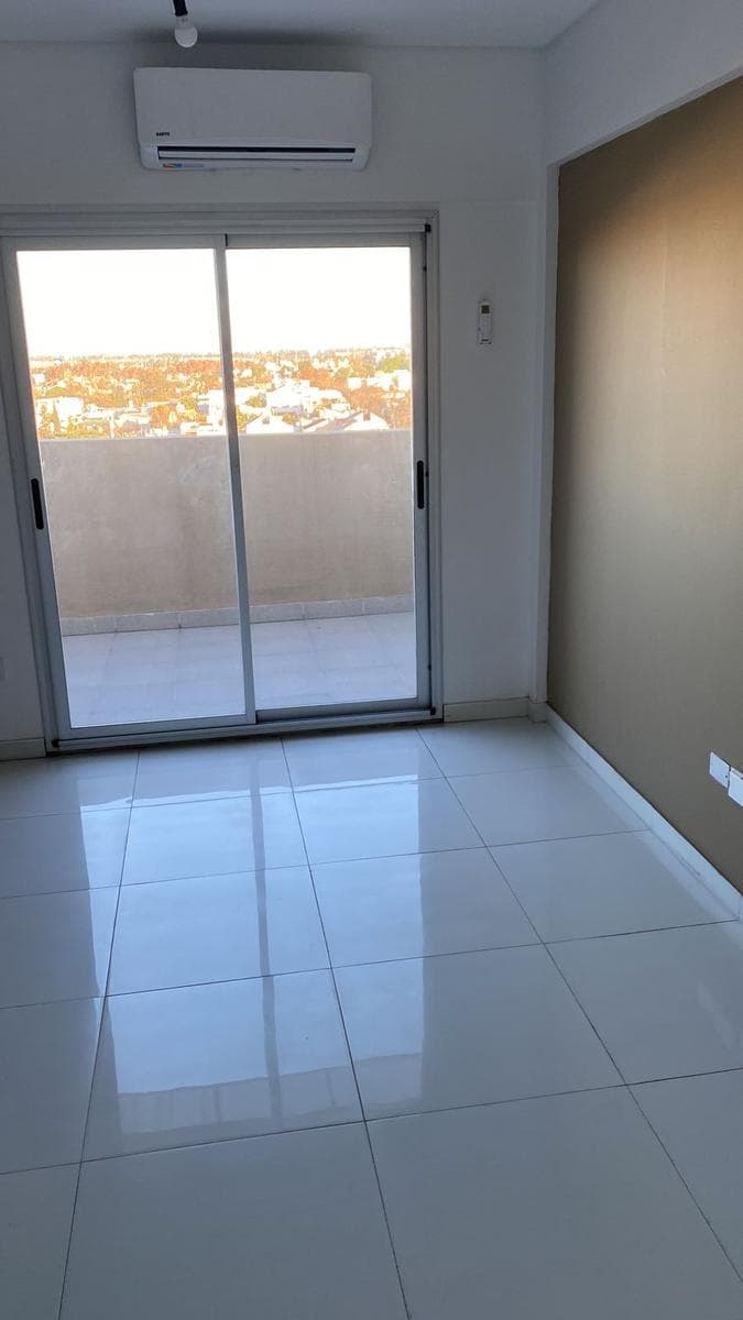 Alquiler de Oficina 37m² c/balcon en Flores - 1