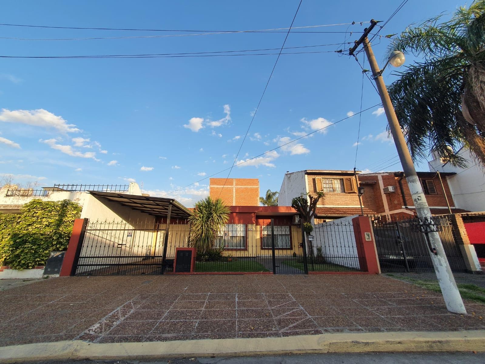 Casa e de 3 amb. con garage y parque - villa Luzuriaga en alquiler - 1