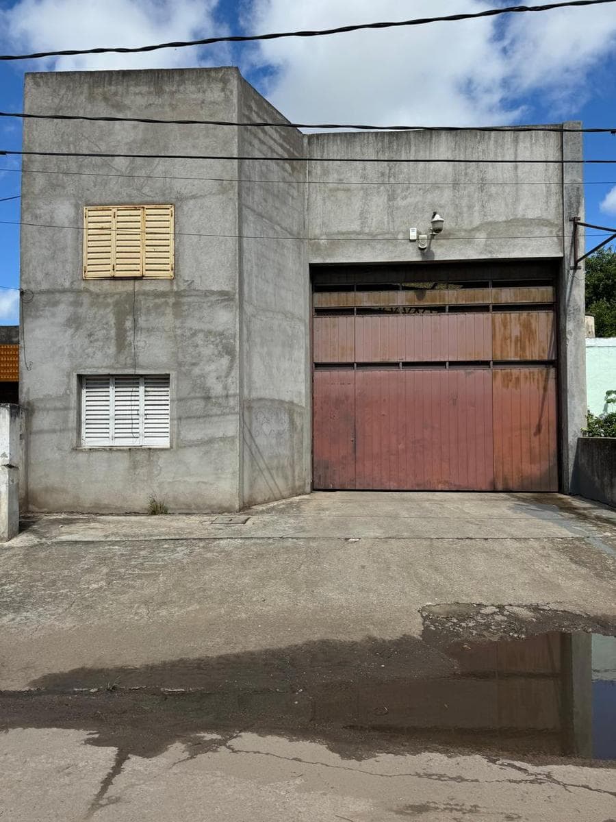 VENTA DE GALPON EN VILLA AZALAIS A UNA CUADRDA DE AV CAPDEVILA. CORDOBA. - 1