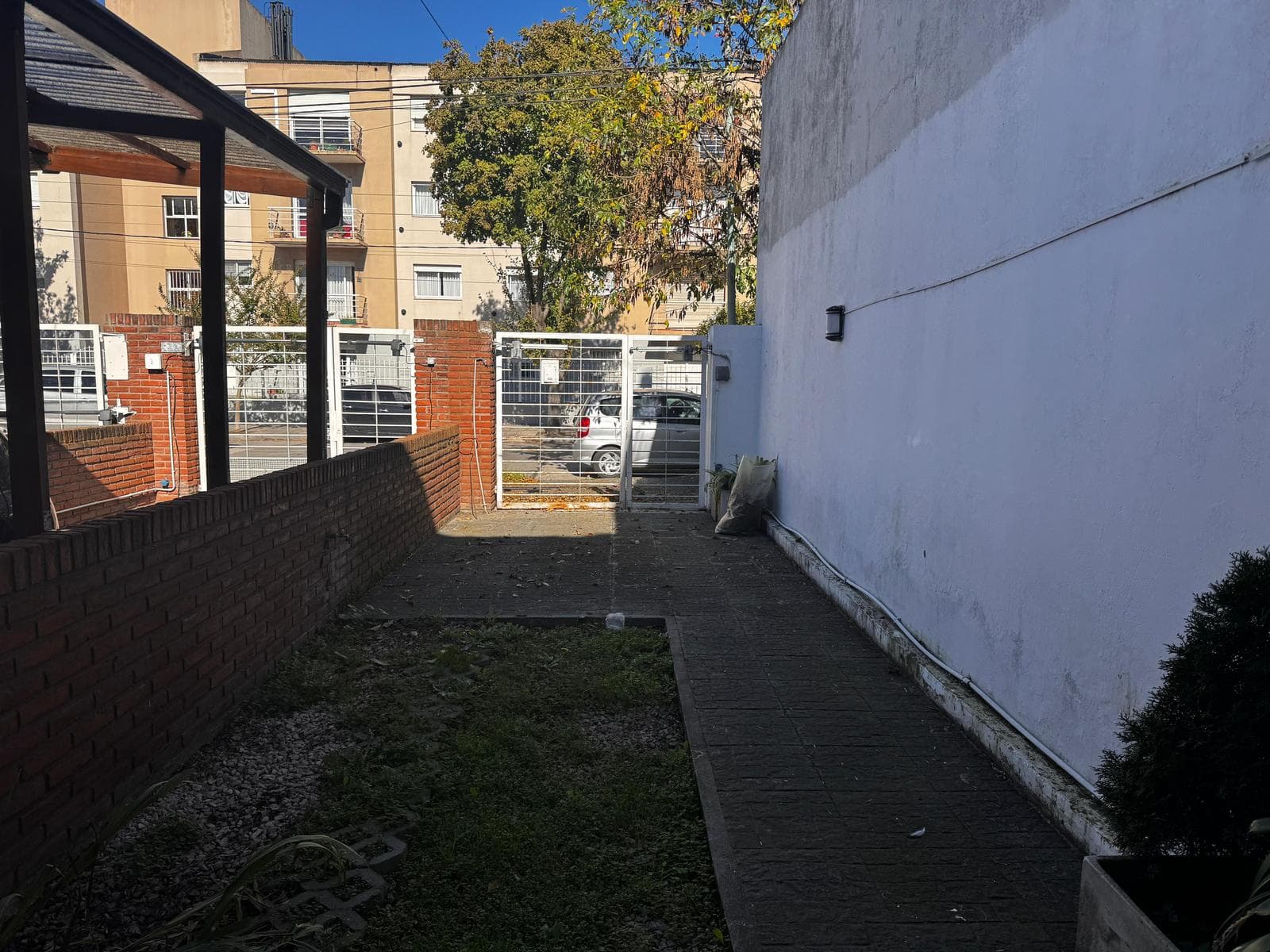Triplex de 3 ambientes, con jardin en San José - 1