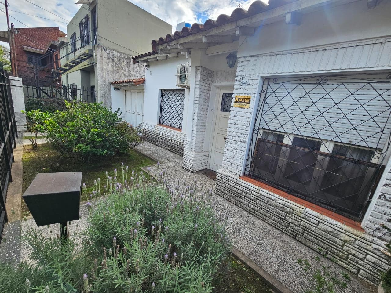 Casa 3 ambientes con parque Apto Credito Hipotecario en Villa Luzuriaga - 1