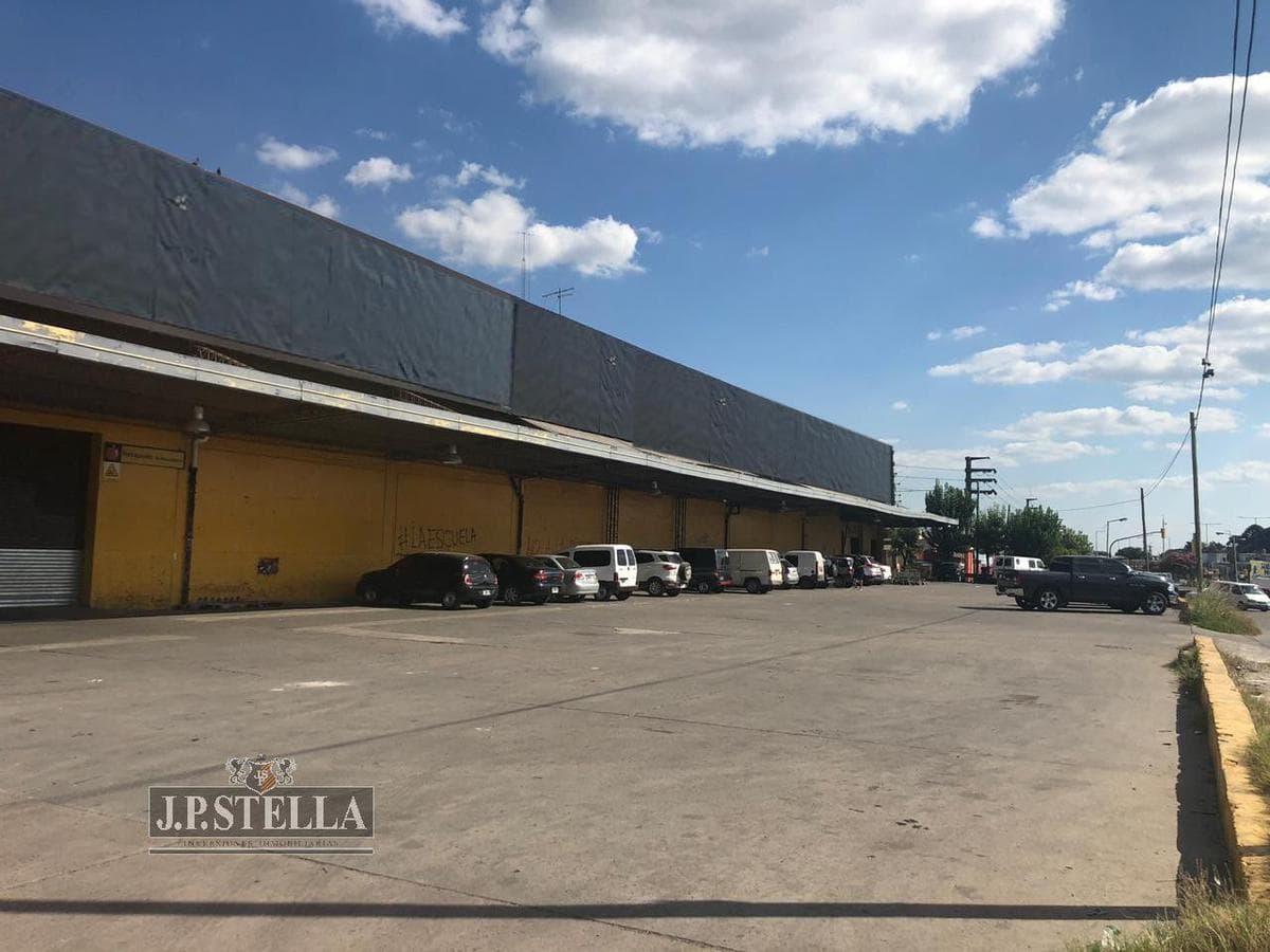 Galpón 5.453 m² Cub. Oficinas, baños y Vestuario Frente 4 calles - Isidro Casanova - 1