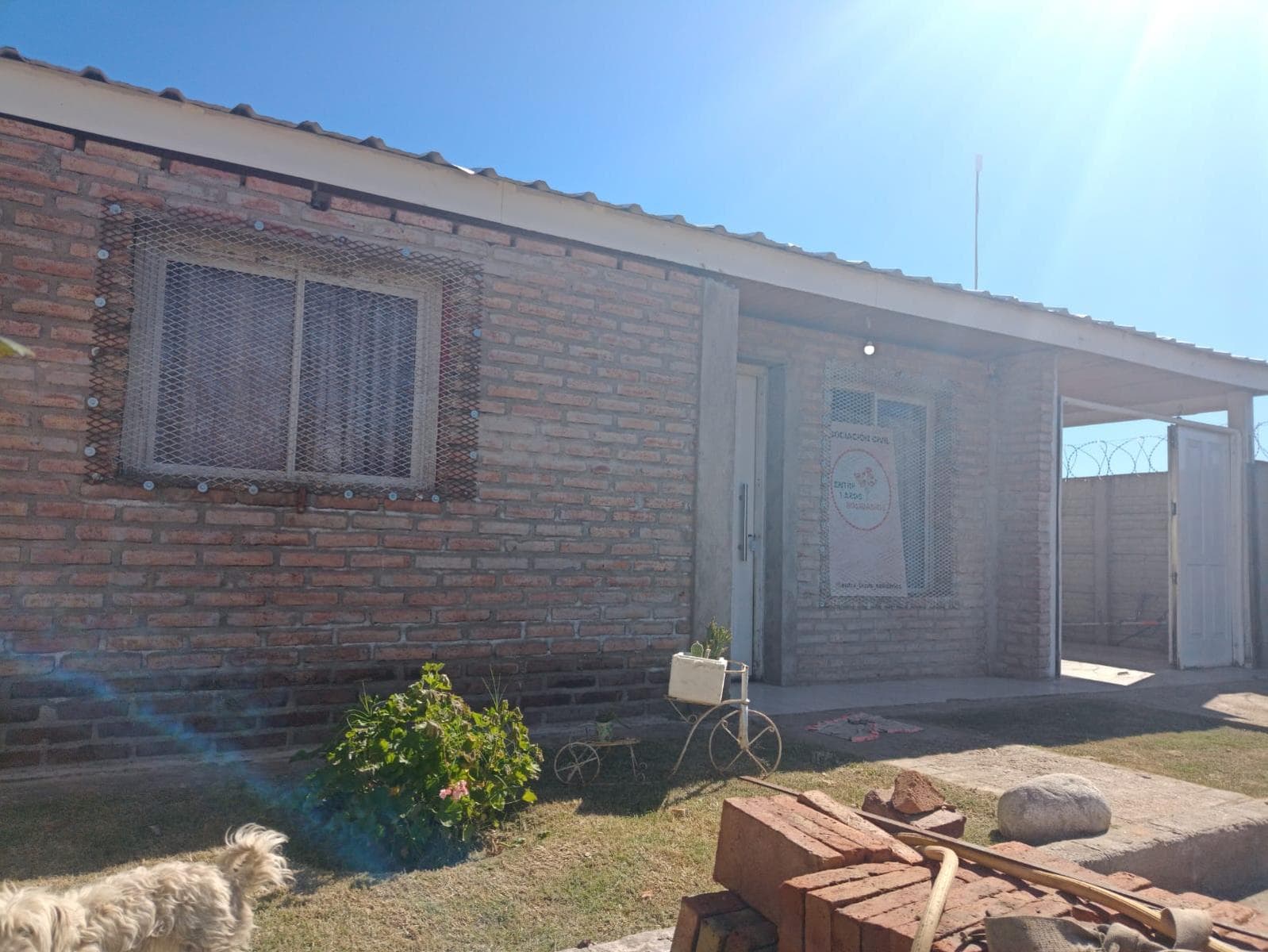 Venta casa en Villa Mercedes, 3 ambientes con cochera, excelente zona. - 1