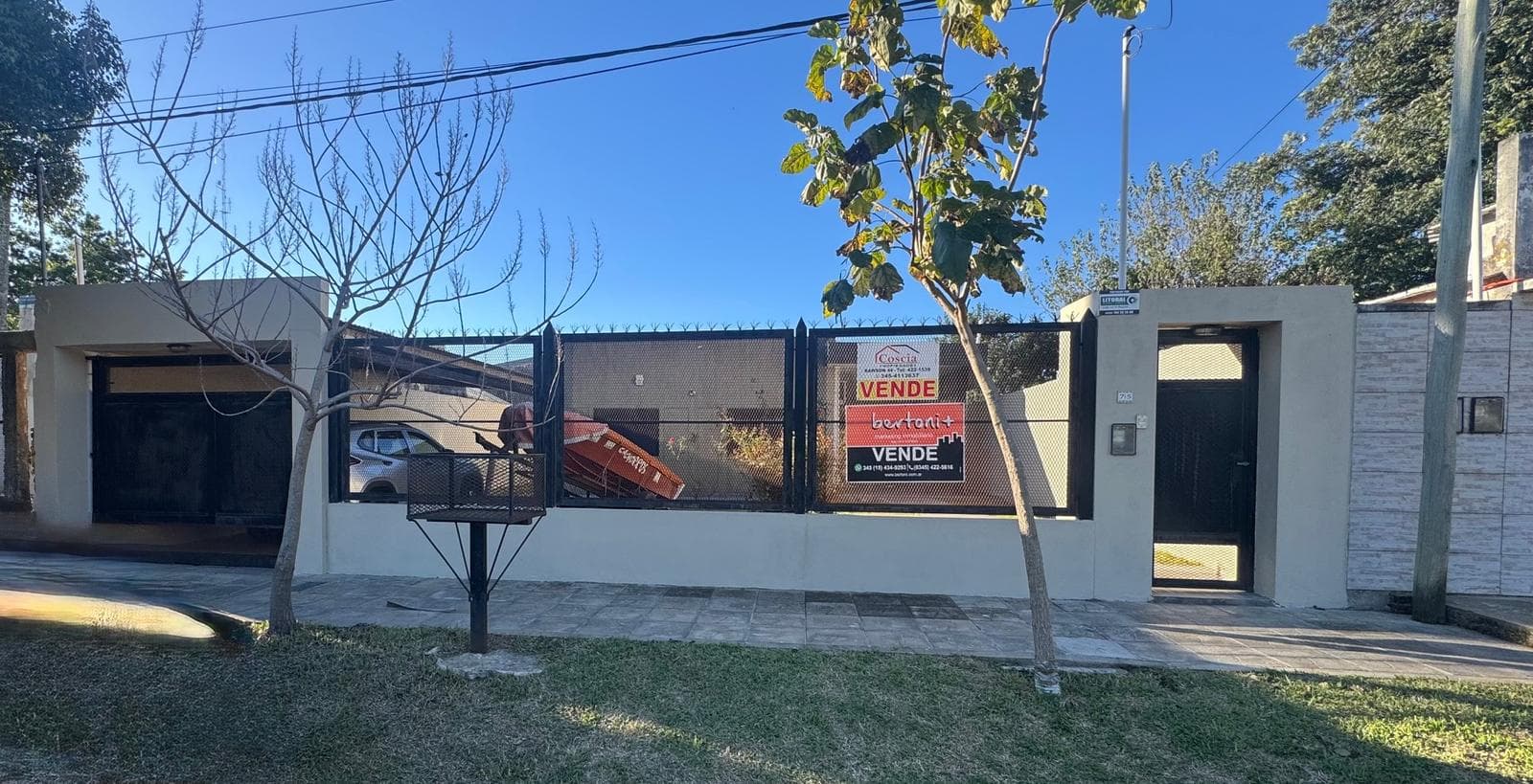 Casa en Villa Zorraquín en muy buen estado, con dos dormitorios, baño, cochera, patio delantero, cocina, living comedor, galería, patio amplio. Para entrar a vivir !!! - 1