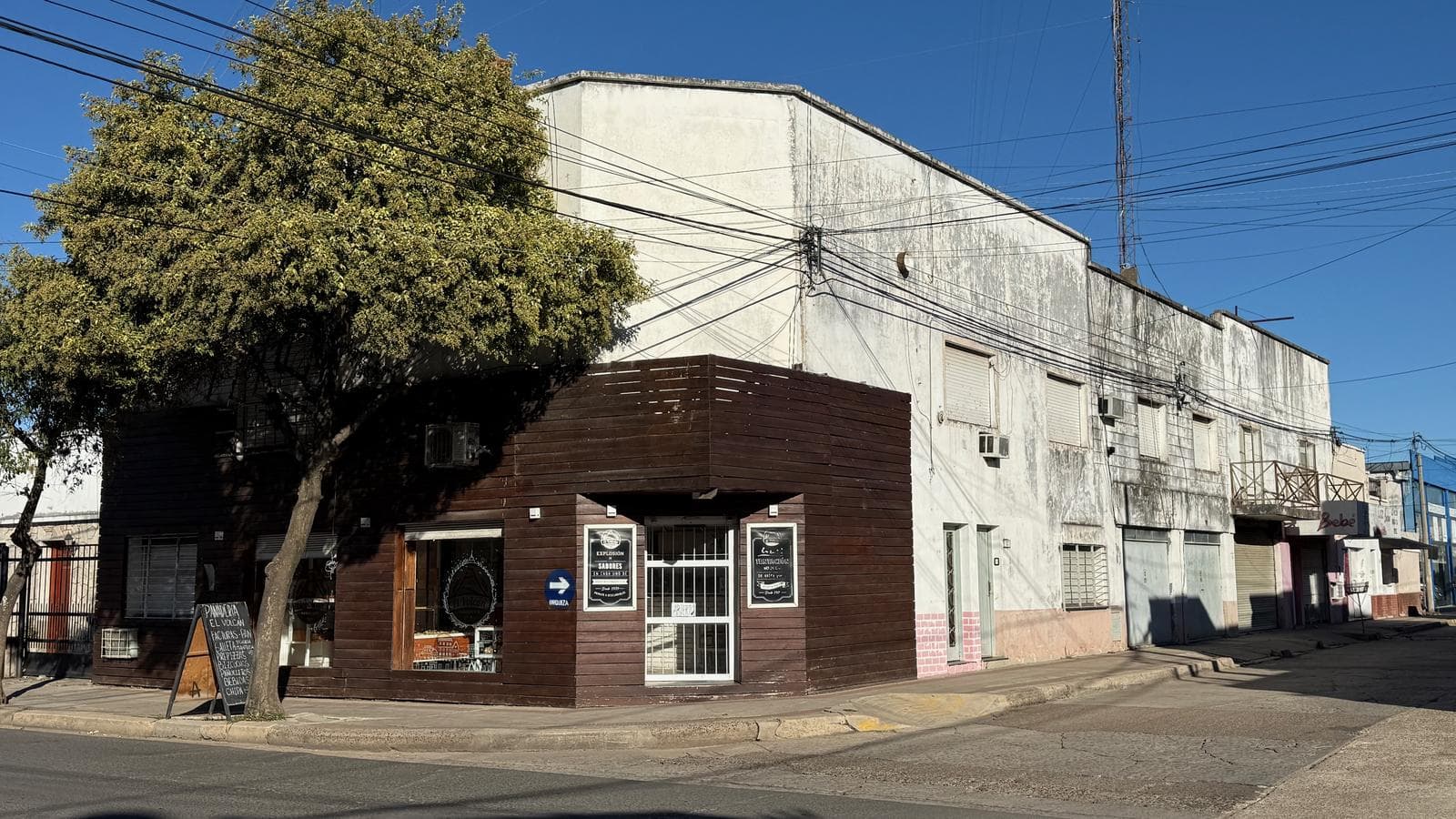 Locales, dptos, cocheras en excepcional esquina. - 1