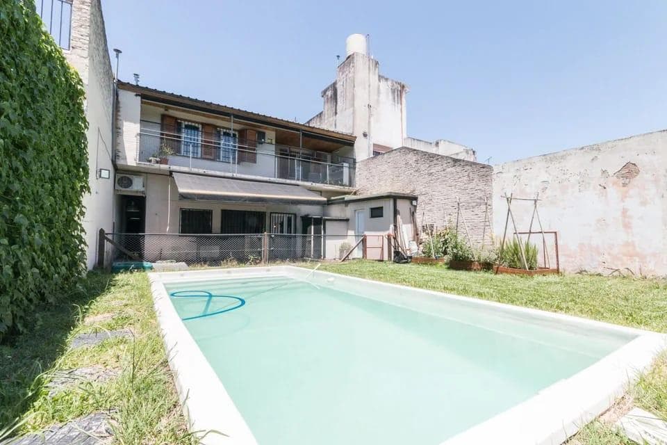 Casa en venta con 3 dormitorios, piscina y fondo libre en Temperley este, 300m2 totales, 200 cubiert - 1