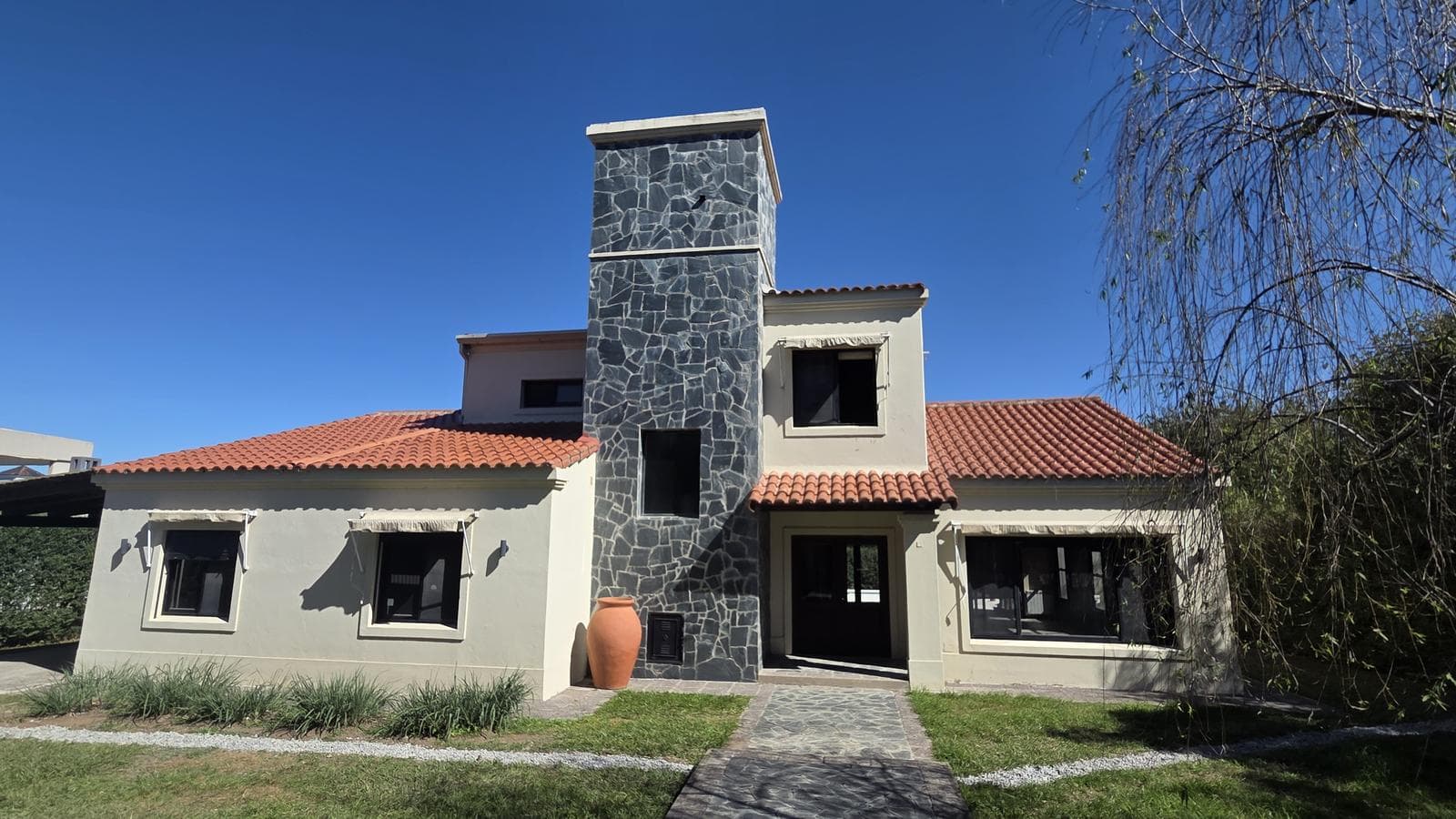 Casa en Alquiler 4 dormitorios con pileta, El Tipal, Salta Capital - 1
