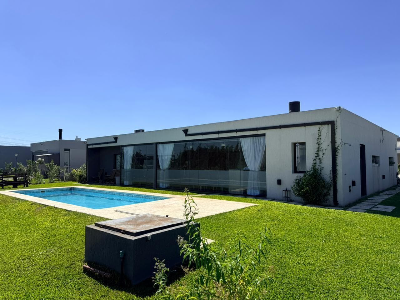 Venta y/o Permuta Casa de 4 amb, con pileta en Canning - 1
