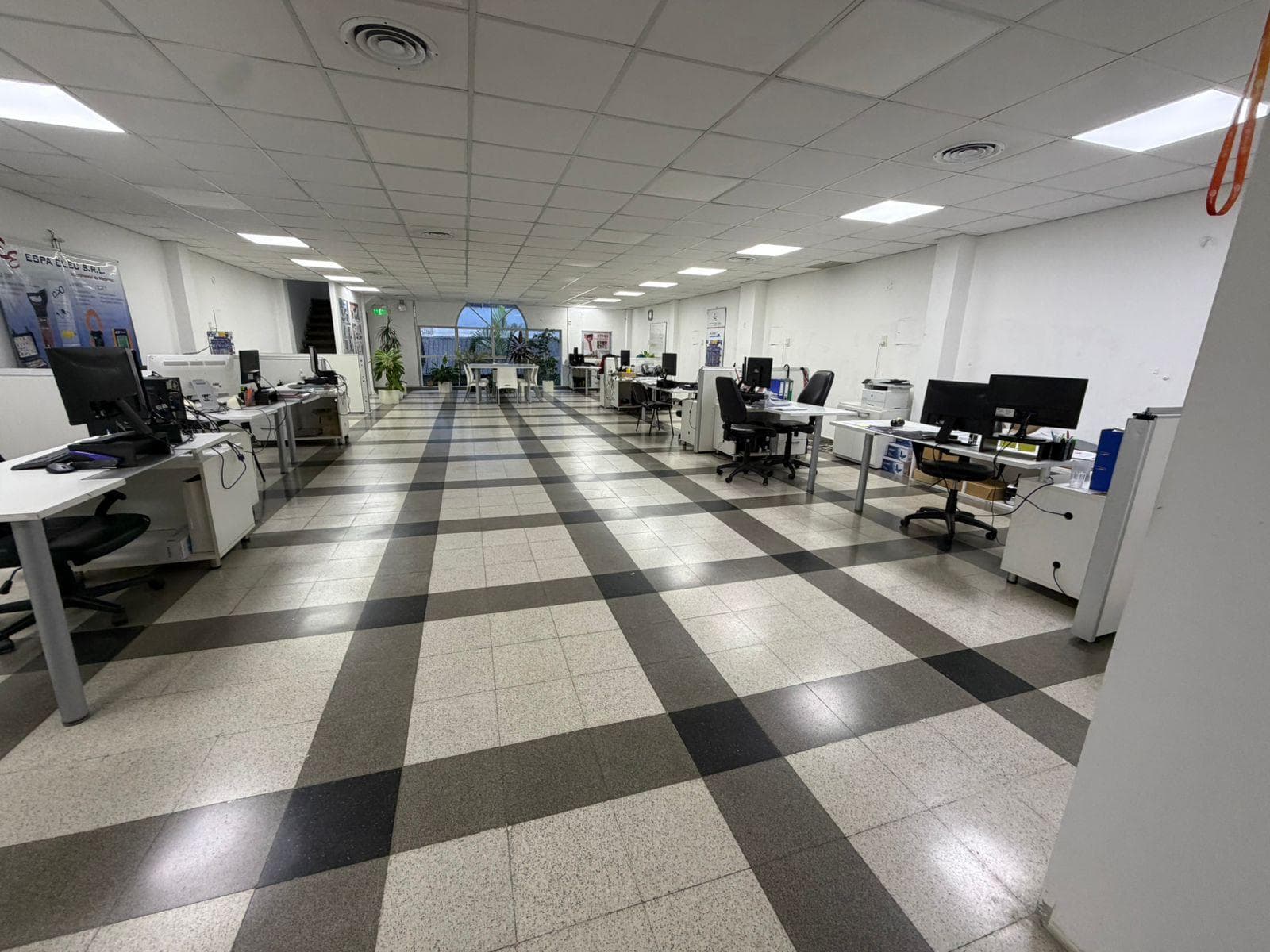 Depósito con oficinas - 1