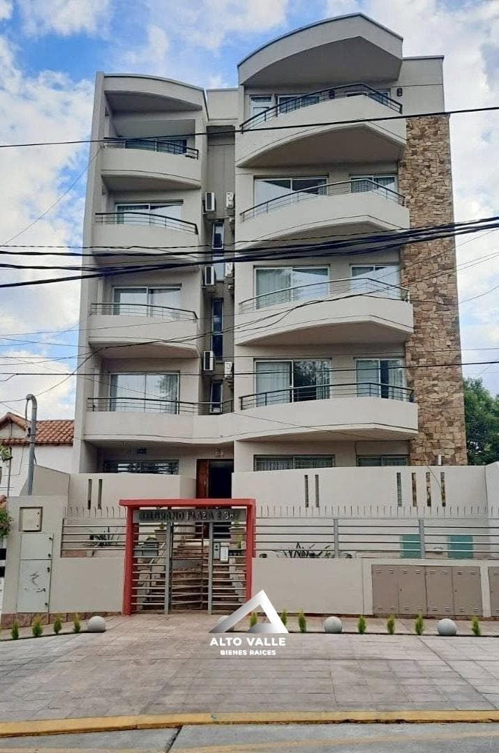 Edificio en venta sobre Av. Belgrano — 9 departamentos y cocheras — Excelente renta - 1