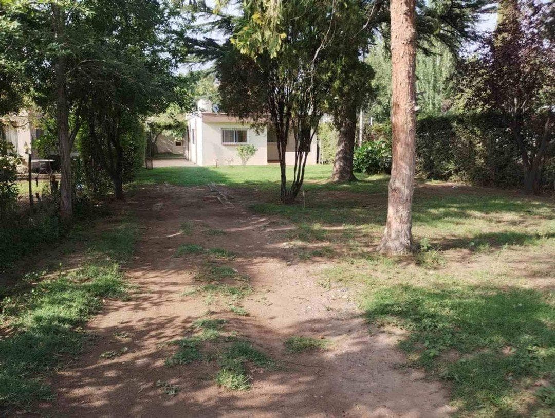 Venta casa con parque, pileta y quincho en Las Compuertas - 1