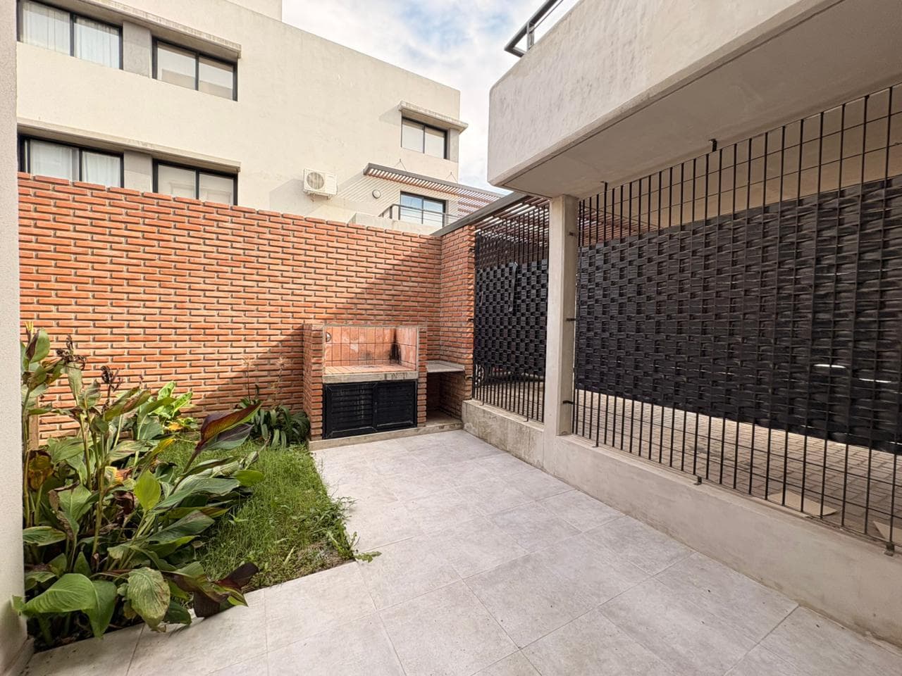Alquiler de monoambiente con patio y parrillero en zona río - 1