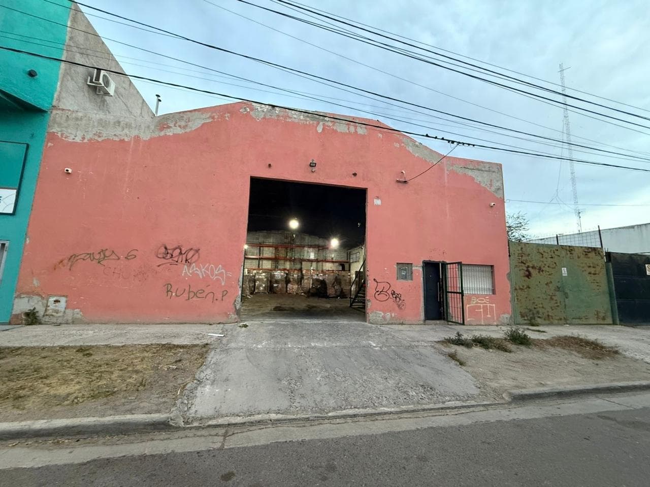 Venta de Galpon de 400m2 en Neuquen Capital - 1