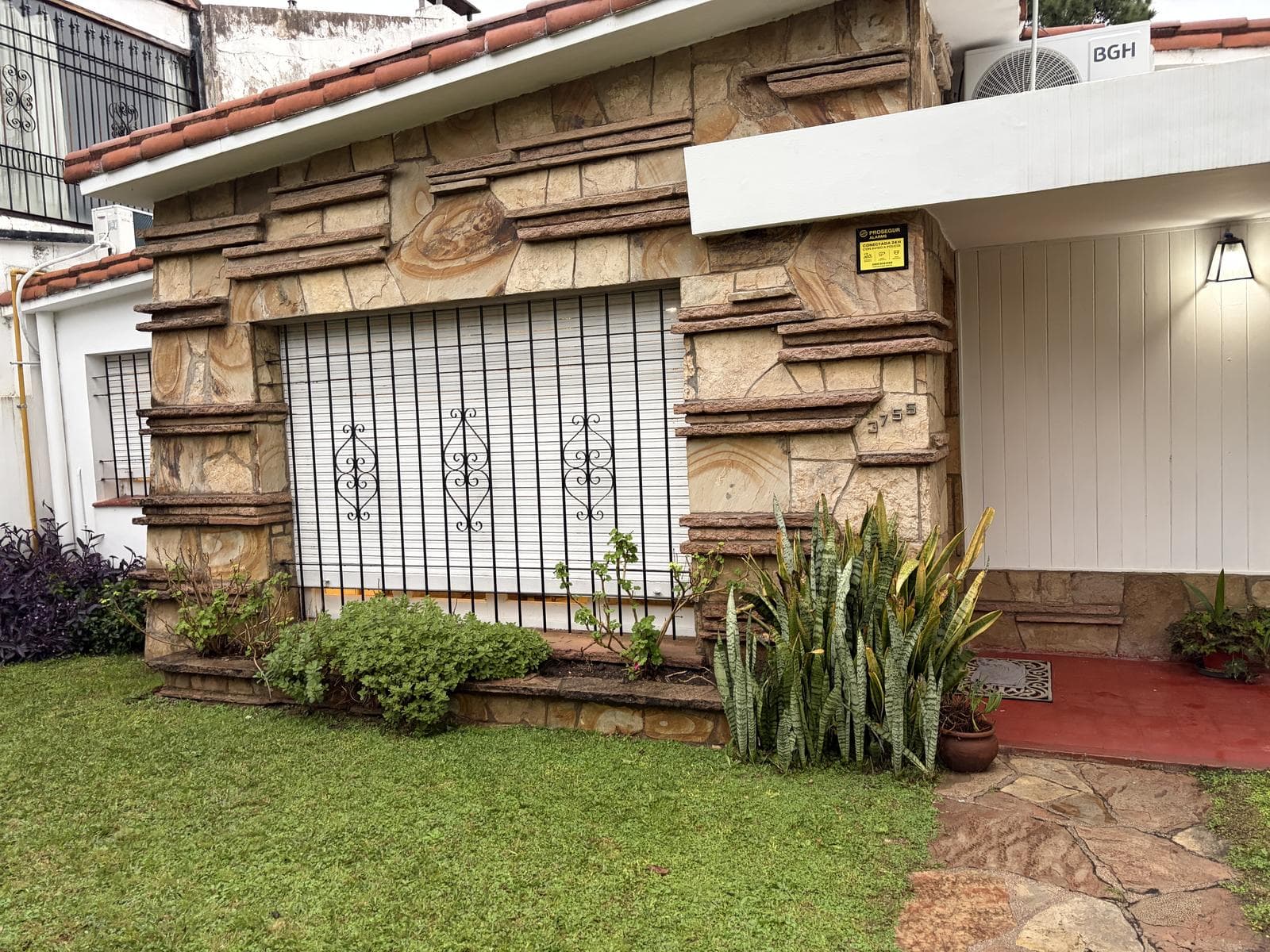 Casa 2 dormitorios amoblada en alquiler en Cerro de las Rosas - 1