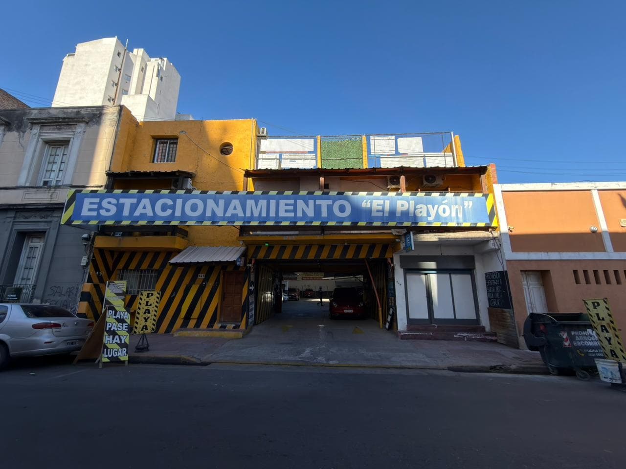 Venta Cochera y 5 Departamentos Zona Plaza Colon - 1
